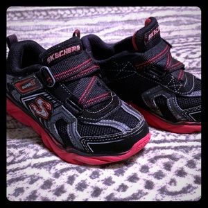 ☀️3 for $10 vacay item☀️ Skechers size9T red/black